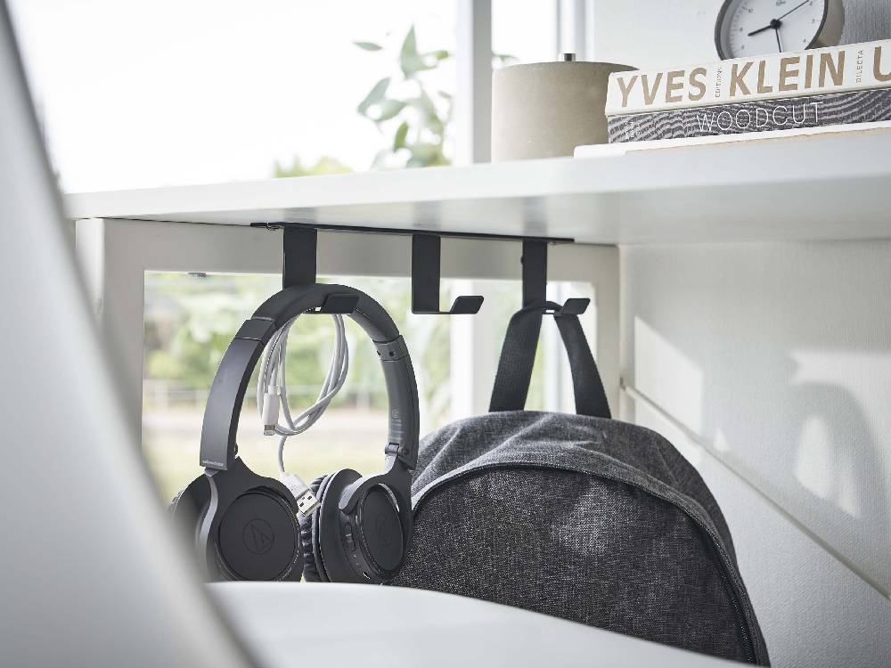 タワーのデスク下フック3連。ヘッドホンや電気ケーブルなどのオーディオ機器を収納できるスチール製シルバー色の棚。