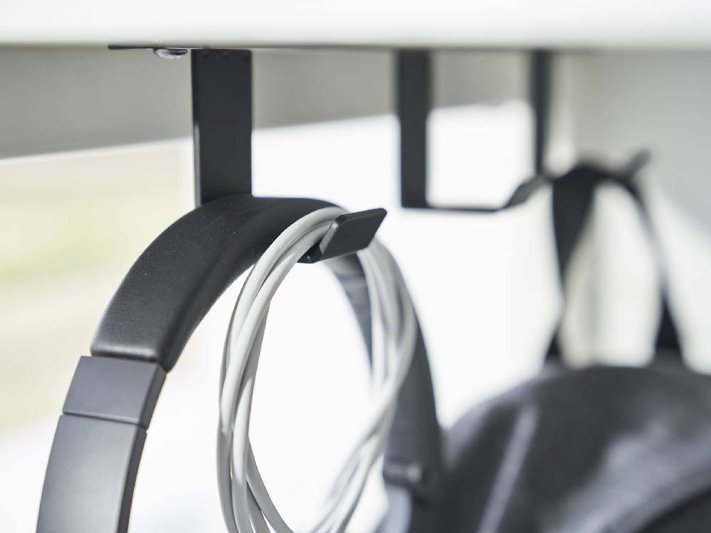 デスク下に取り付けられた銀色のタワー3連フック