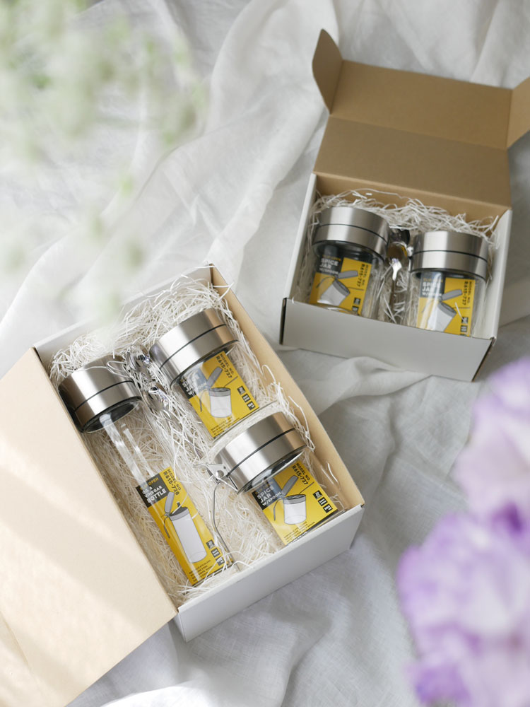 DULTONの500mlオイル＆ヴィネガーボトルとスパイスジャー2個が並べられたギフトセットの画像