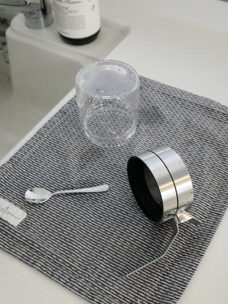 DULTON（ダルトン）のオイル＆ヴィネガーボトル500mlとスパイスジャー2個がグレーのテーブルクロス上に並べられたキッチン用ギフトセット