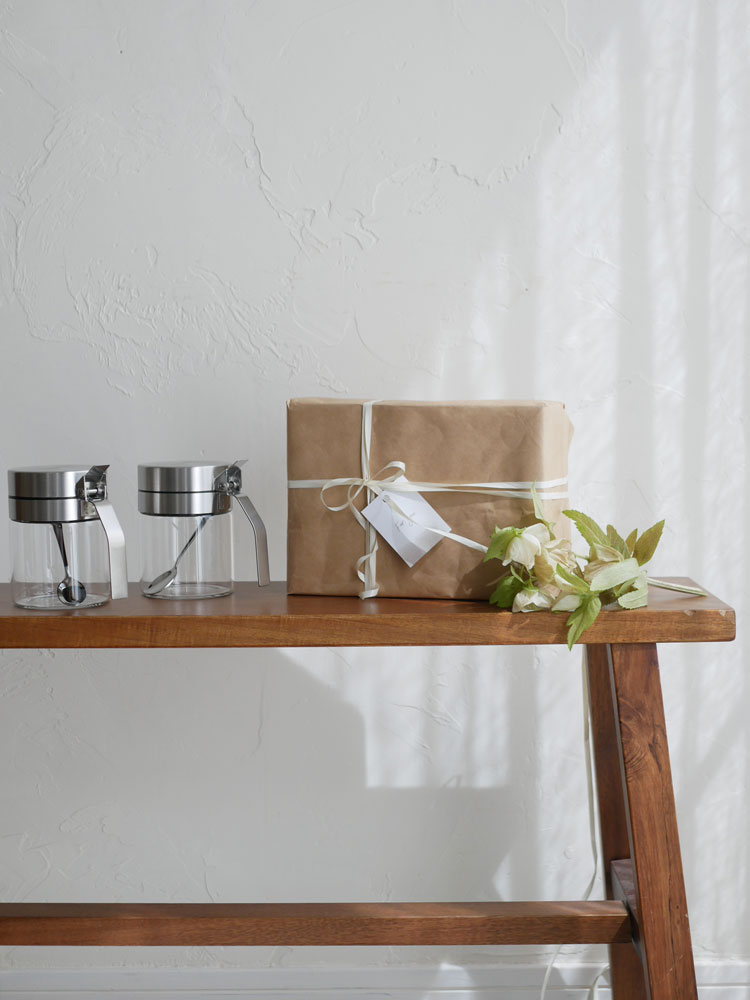 ダルトンのオイル＆ヴィネガーボトル500mlとスパイスジャー2個が木製テーブルに並べられ、花瓶や花束で飾られたギフトセットの写真