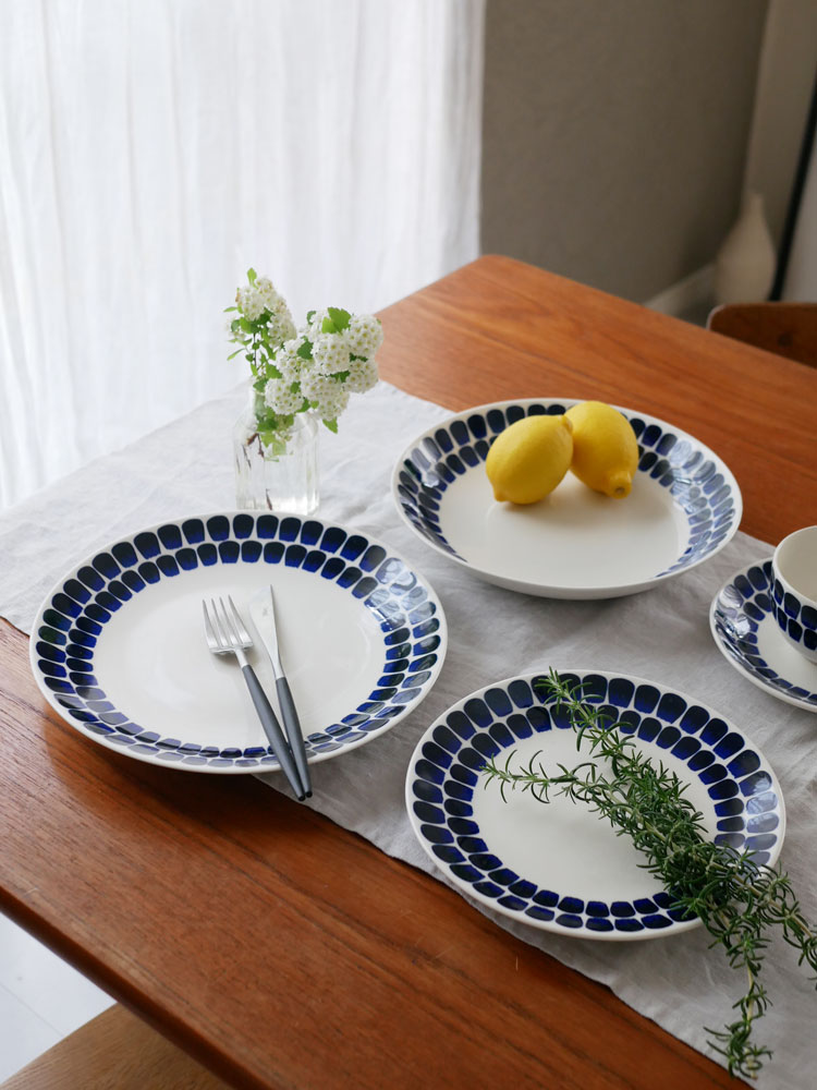 アラビア24hトゥオキオの磁器製プレートとディーププレートがテーブルクロスの上に美しく並べられたディナウェアセット