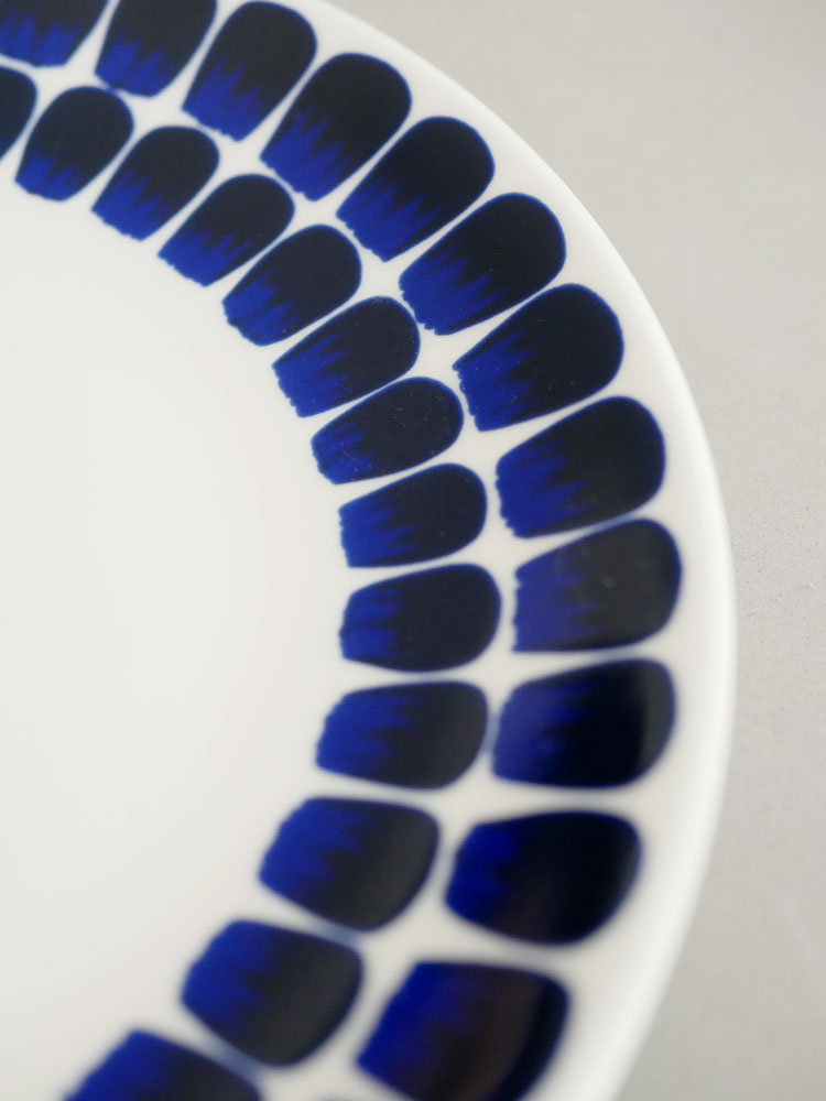 アラビア24hトゥオキオシリーズの磁器製プレートとディーププレートがテーブルに美しく並べられたディッシュウェアセットの画像