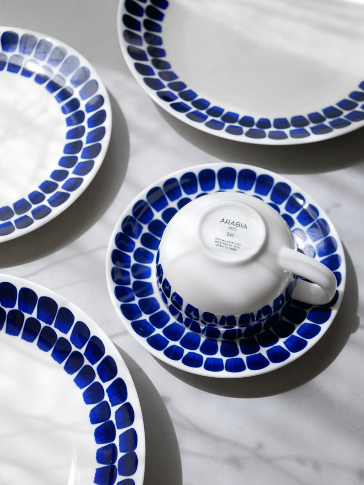 青と白のアラビア製磁器プレートとディーププレートのダイニングセット