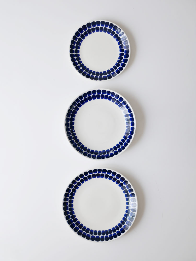 青と白のアラビア磁器ディナーウェアセットがテーブルに美しく配置されています