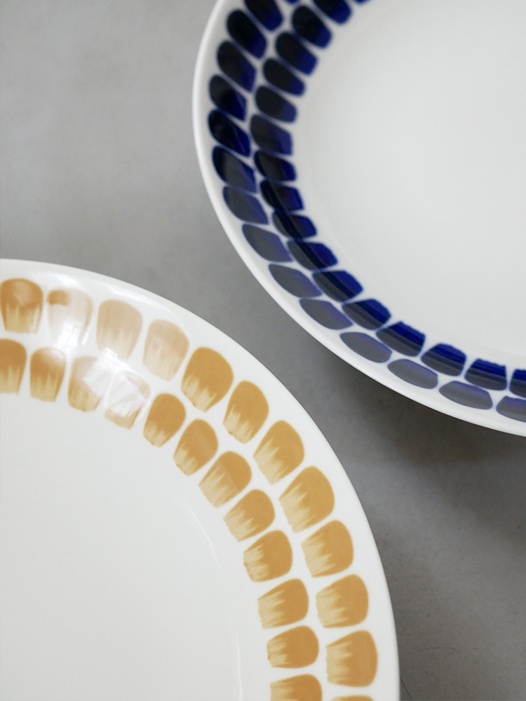 アラビア24hトゥオキオの磁器製ディナーウェアセット。20cm、24cm、26cmのプレートが含まれ、フリーザー、電子レンジ、オーブン、食洗機に対応しています。