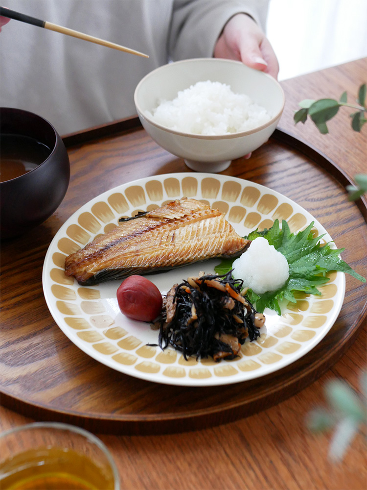 アラビア24hトゥオキオシリーズの白磁製プレートとディーププレートがテーブルに美しく並べられた食器セットの画像