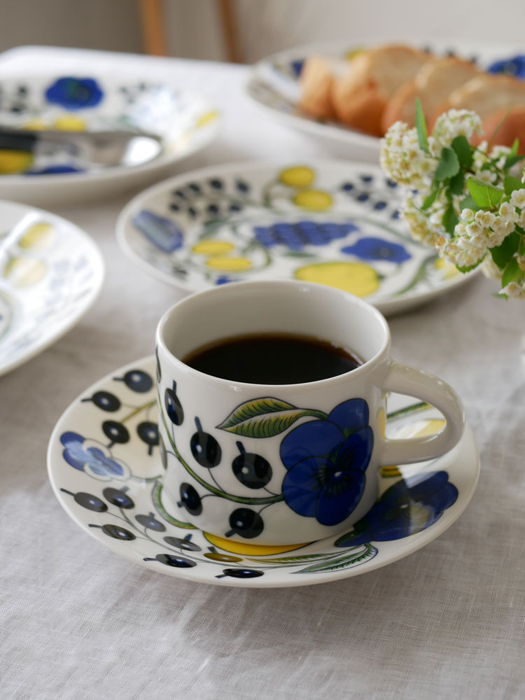 アラビア パラティッシシリーズの色鮮やかな磁器製ティーカップとソーサーのセット