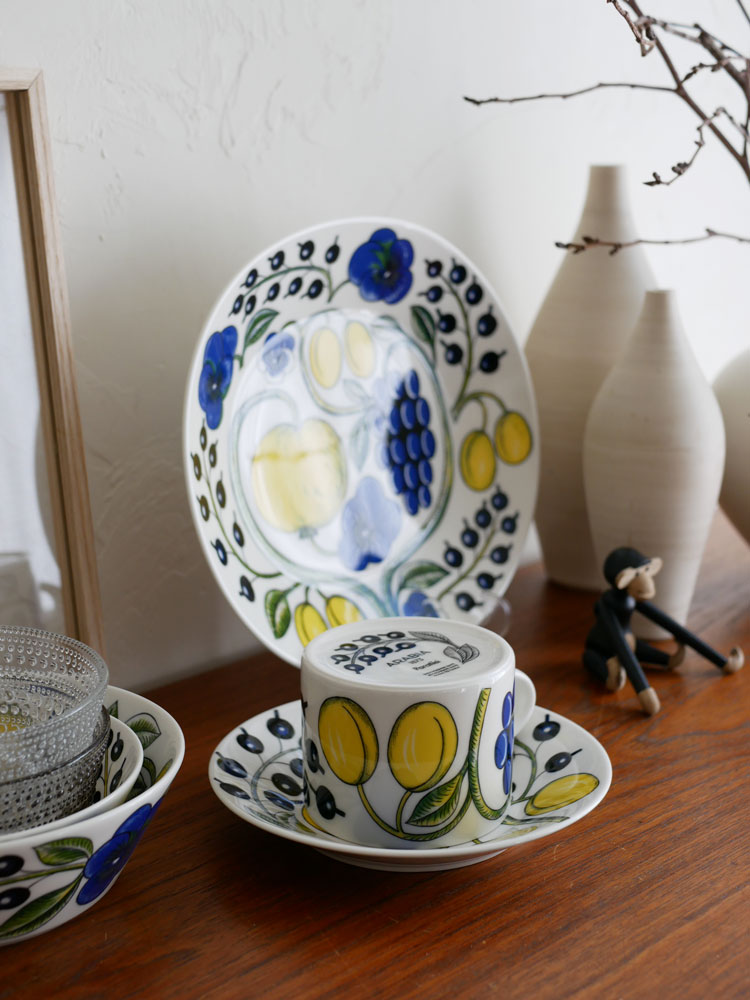 アラビア製パラティッシの青白磁器ティーカップとソーサー