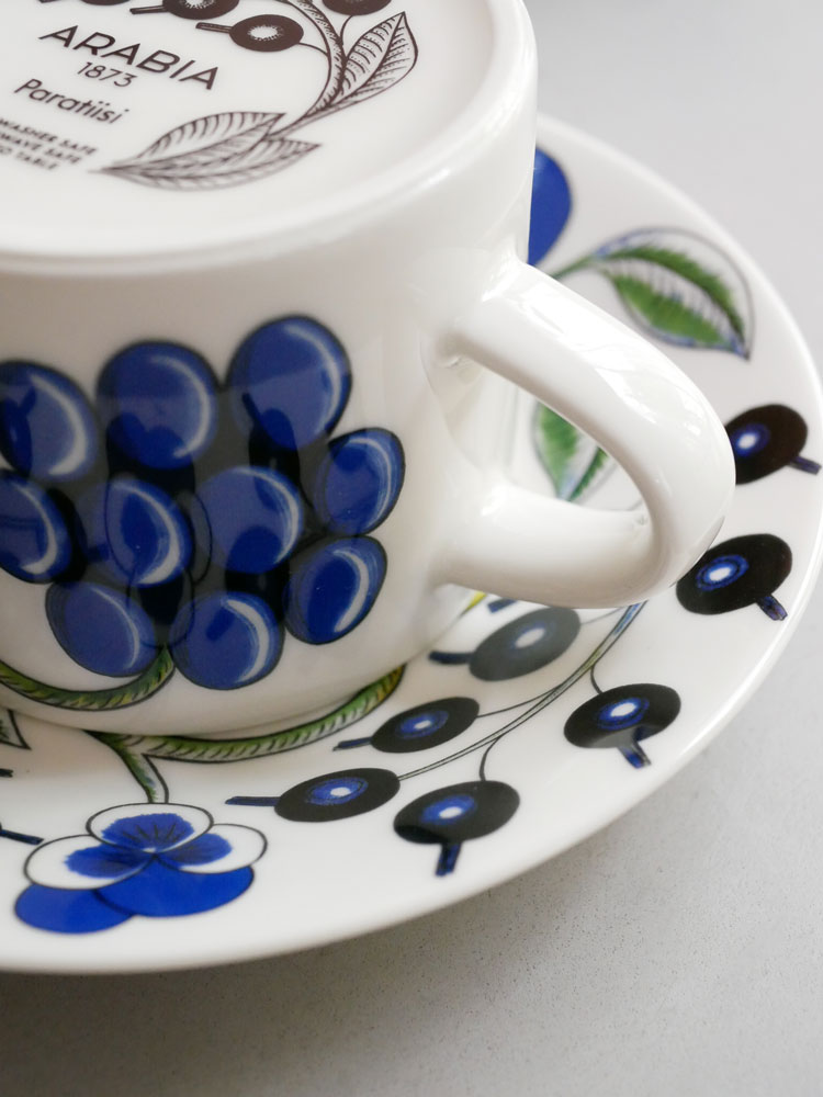 アラビア パラティッシシリーズのカラフルな磁器製ティーカップとソーサーのセット