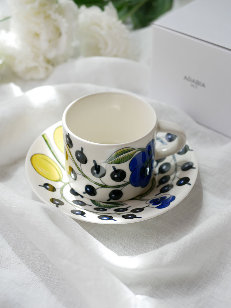 アラビア パラティッシの磁器製ティーカップとソーサー、カラフルなデザインで約280mlの容量