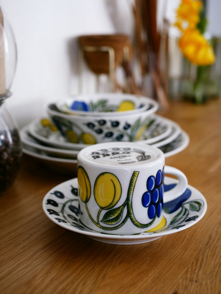 アラビアパラティッシ製のカラフルな磁器ティーカップとソーサーのセット