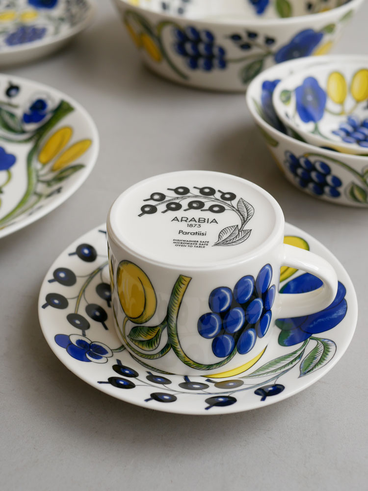 アラビア製のパラティッシティーカップとソーサーのセット、白磁器でテーブルに美しく並べられたダイニングウェア