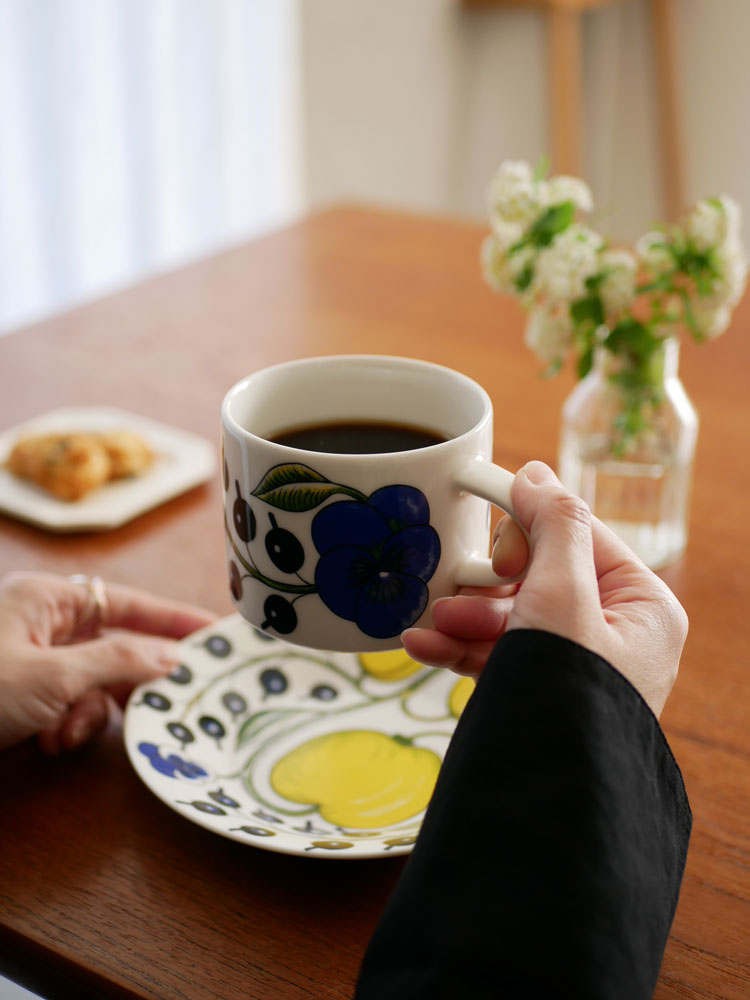 アラビアパラティッシの磁器製ティーカップとソーサー、容量約280ml