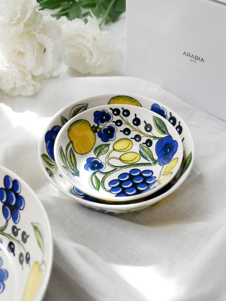 アラビア製パラティッシボウル、白磁の皿に果物が盛られたテーブルウェア