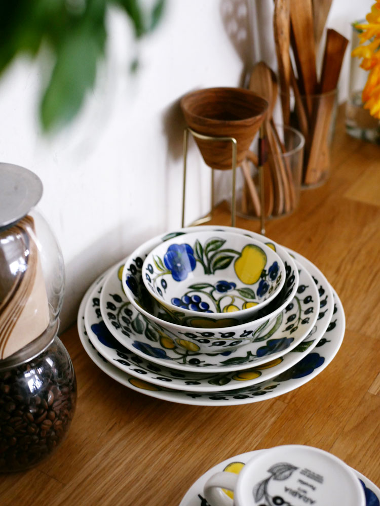 【Arabia/アラビア】パラティッシ ボウルの磁器製ディナーウェアセット、23cm、17cm、13cmの3サイズが並べられています