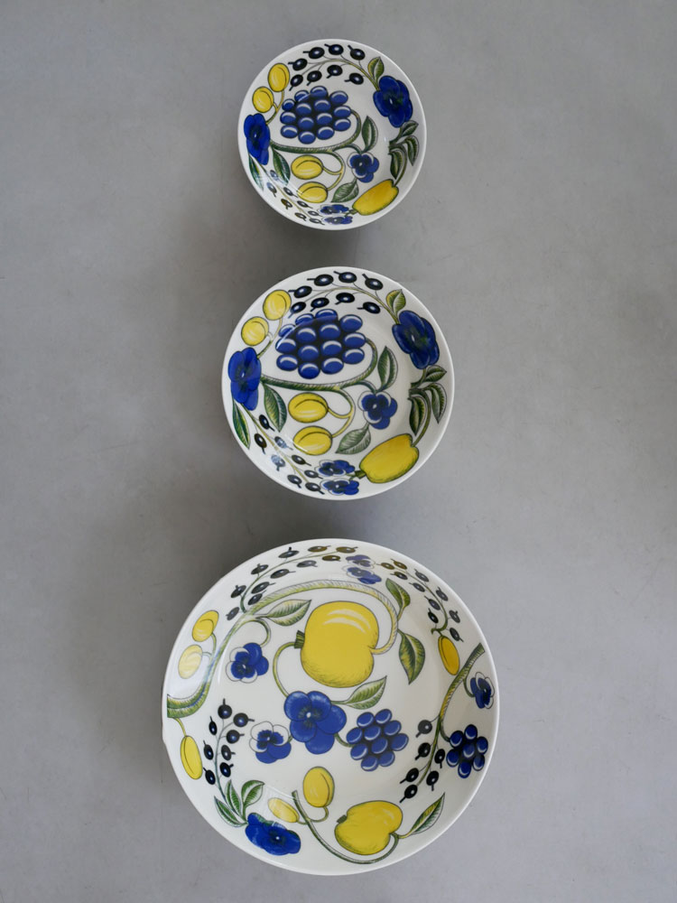 アラビアの黄色い磁器製パラティッシボウルがテーブルに美しく配置されている写真