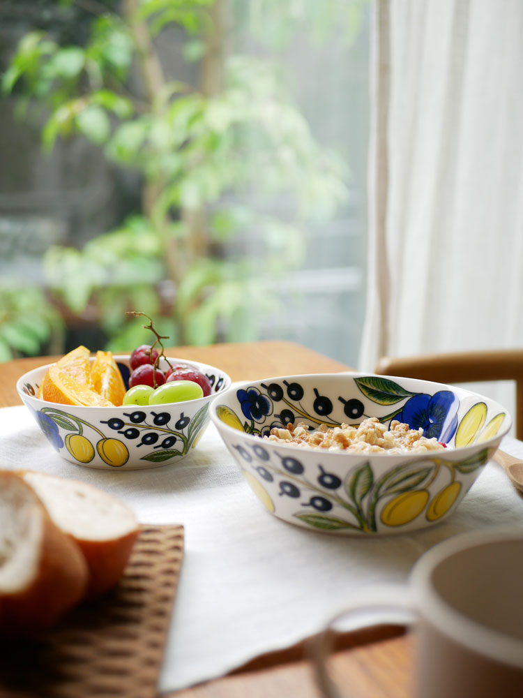 アラビア製の磁器パラティッシボウルセット。異なるサイズのボウルがテーブル上に整然と並んでいる料理用食器の写真