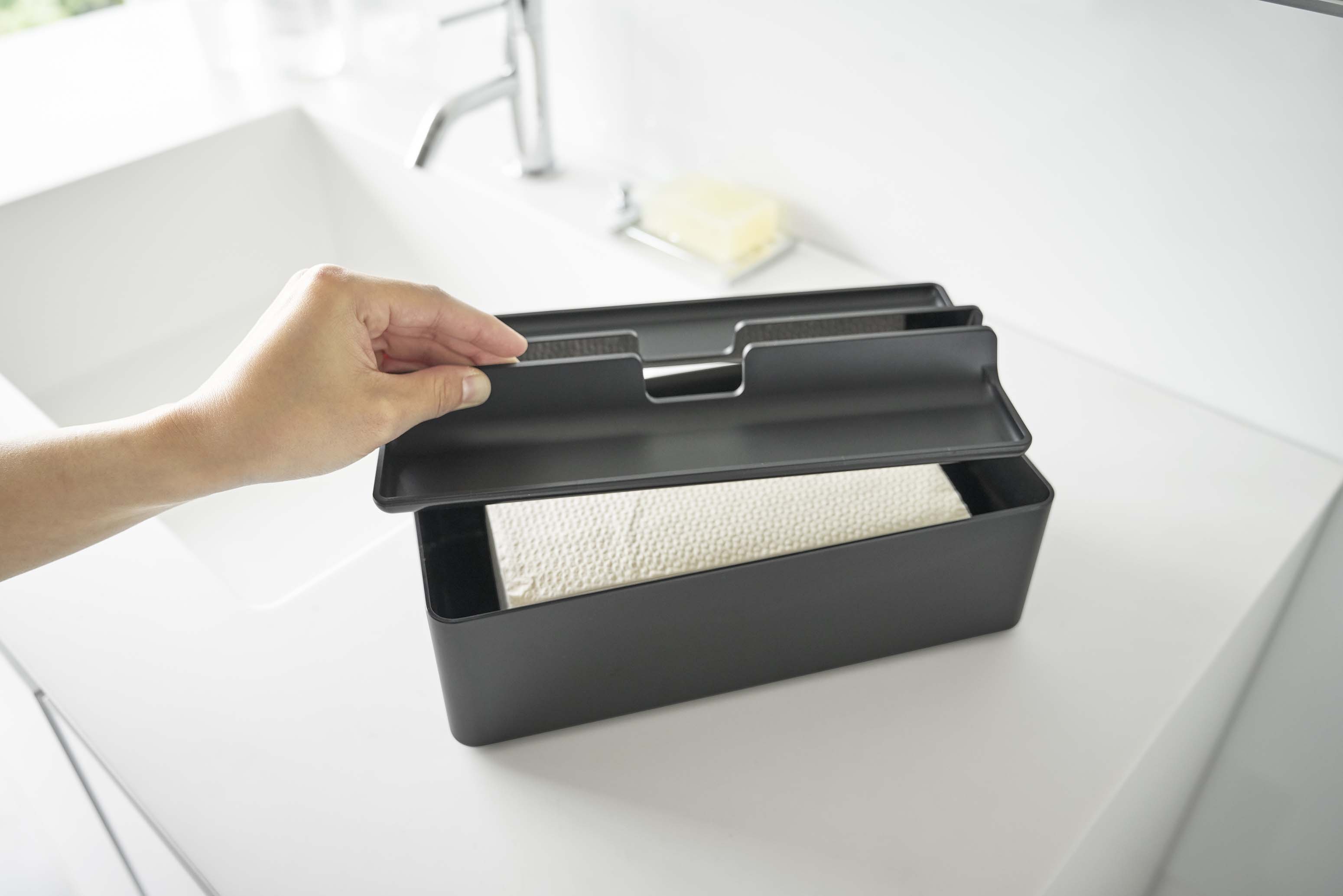 シルバー色のトレー蓋付きペーパータオルケース『tower』、幅約26.5cm、高さ約10cm