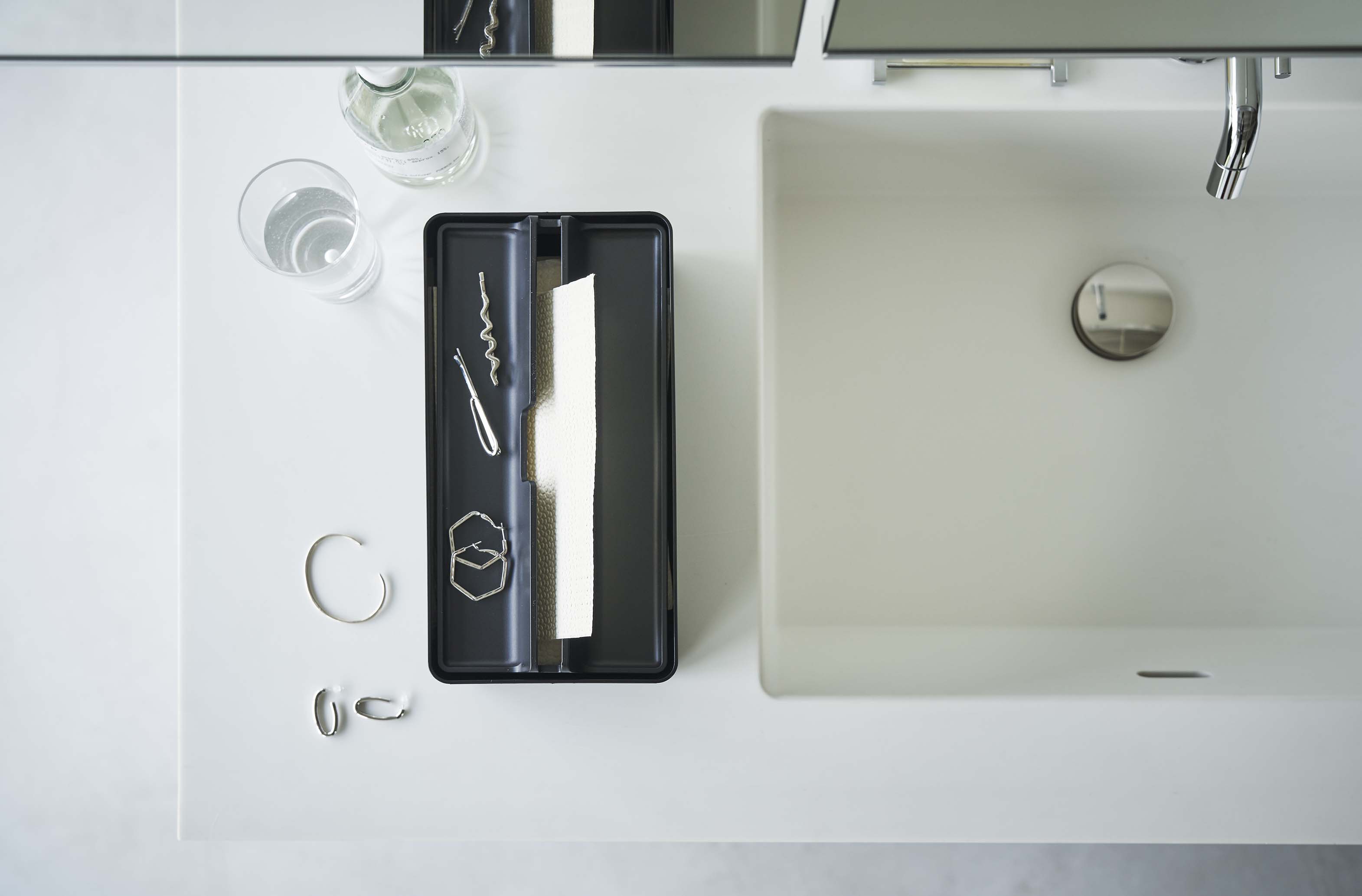 トレー蓋付きの銀色ABS樹脂製ペーパータオルケース。一般的なサイズのティッシュやペーパータオルを収納可能なデザイン。