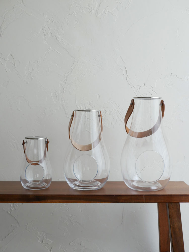 ホルムガードのDESIGN WITH LIGHTシリーズ無鉛ガラス製ランタン、ステンレス鋼と皮革を使用したシンプルでモダンなデザイン