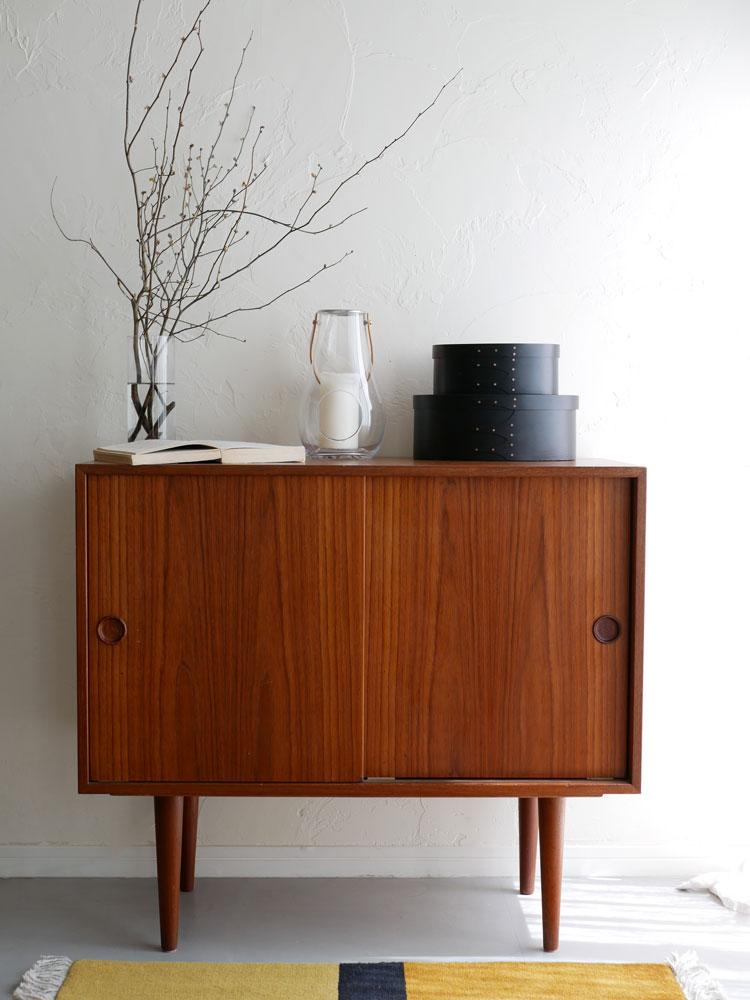 木材で作られたサイドボードに引き出しとキャビネットが備わった家具の写真