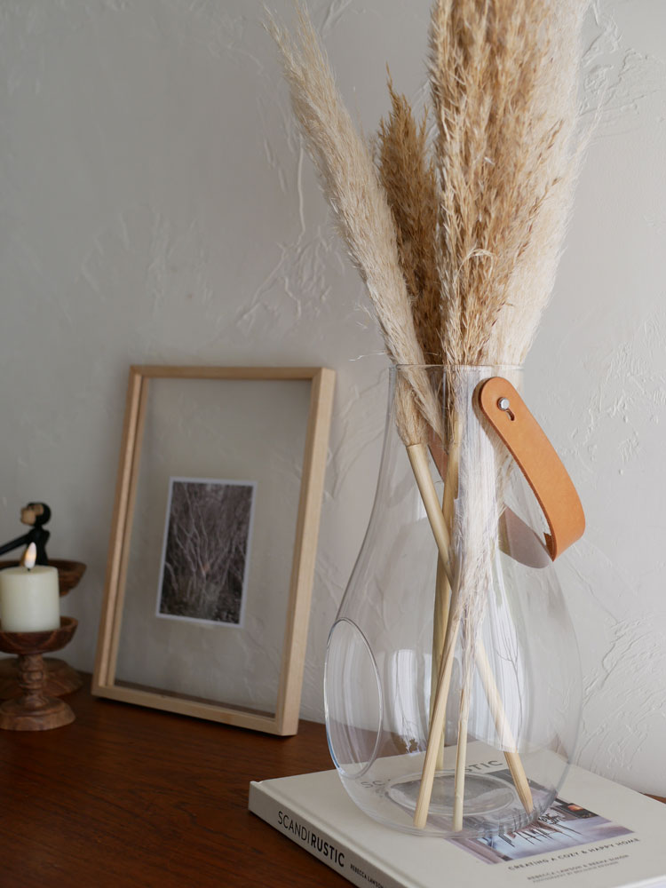 ホルムガード DESIGN WITH LIGHT ランタン。無鉛ガラスと皮革を使用した自然素材の花瓶兼照明器具