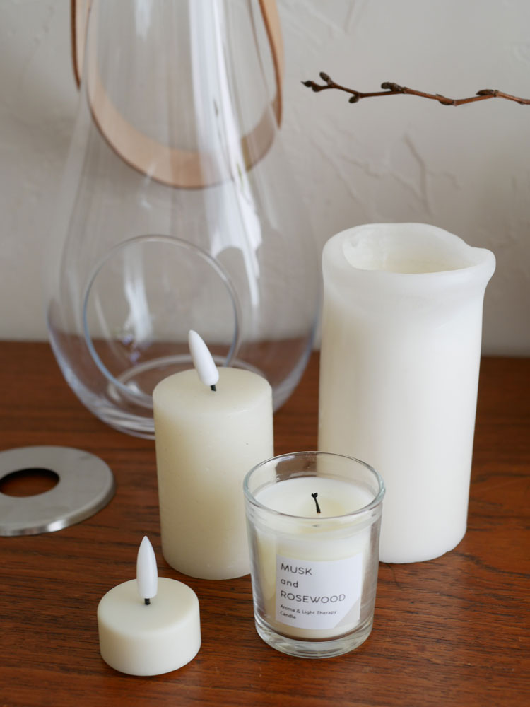 ホルムガード DESIGN WITH LIGHT ランタンの無鉛ガラスシリンダーにキャンドルが灯された様子