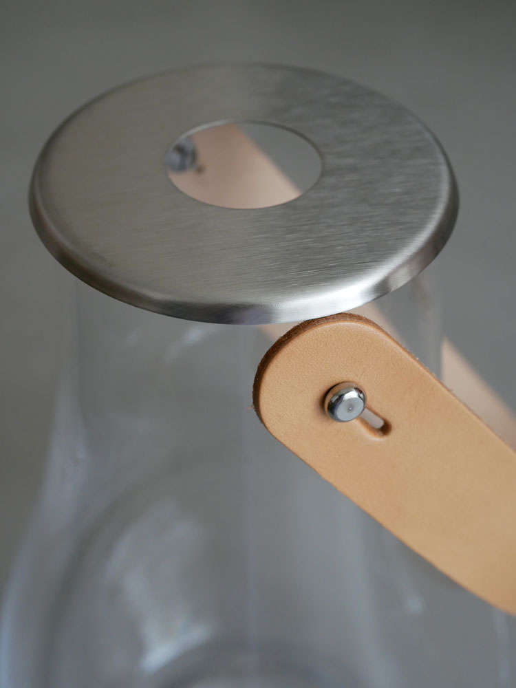 ホルムガード「DESIGN WITH LIGHT」ポーランド製ランタン、無鉛吹きガラスとステンレス鋼、皮革アクセントを使用したキッチンサービングウェア