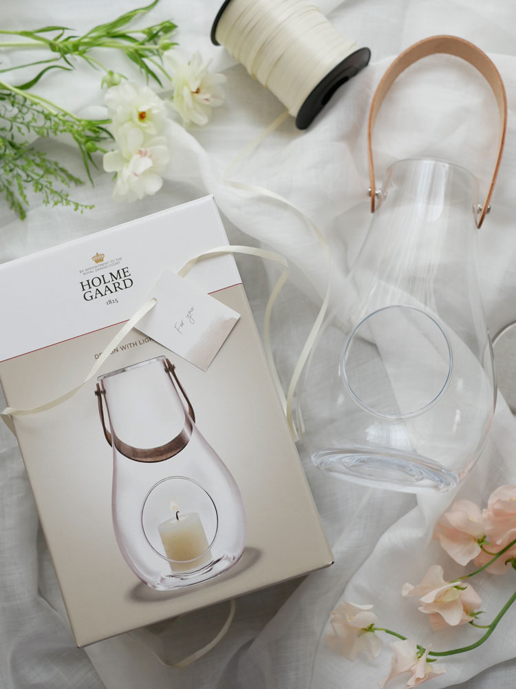 ホルムガード製 DESIGN WITH LIGHT ランタン。無鉛吹きガラス、皮革、ステンレス鋼を使用した透明なライトランタン