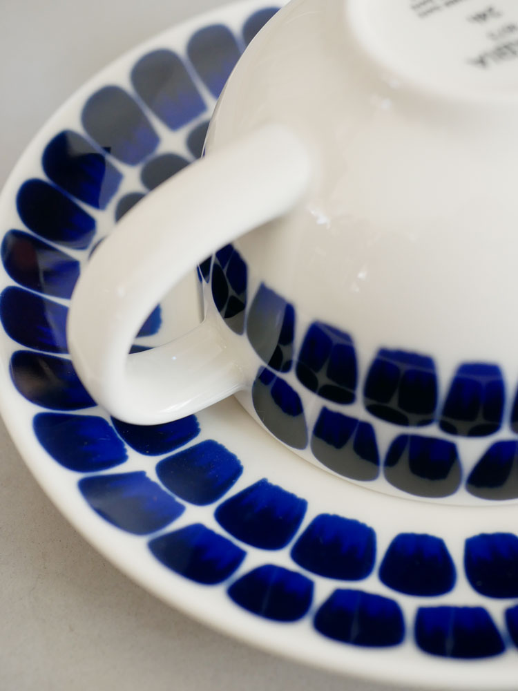 【Arabia/アラビア】24hトゥオキオシリーズの青と白の磁器製カップとソーサーのセット