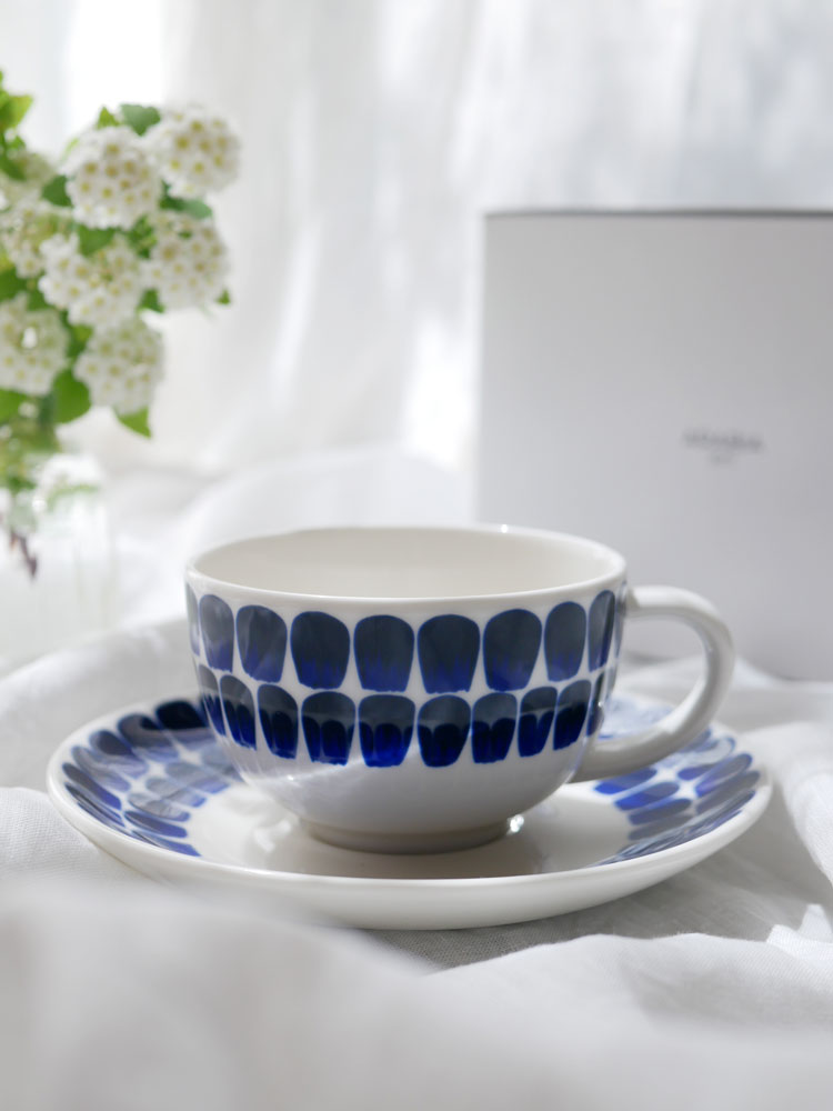 アラビア24hトゥオキオの磁器製カップとソーサーが食卓に並べられたセット