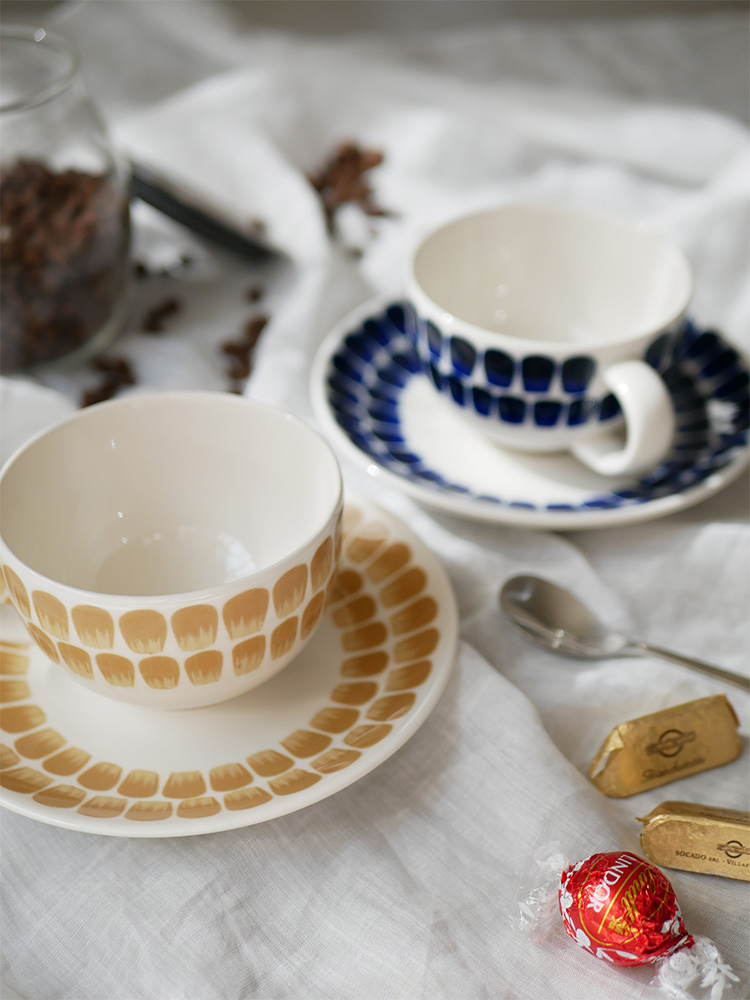 アラビアの24hトゥオキオ磁器製カップとソーサーのセット。白色でシンプルなデザイン。