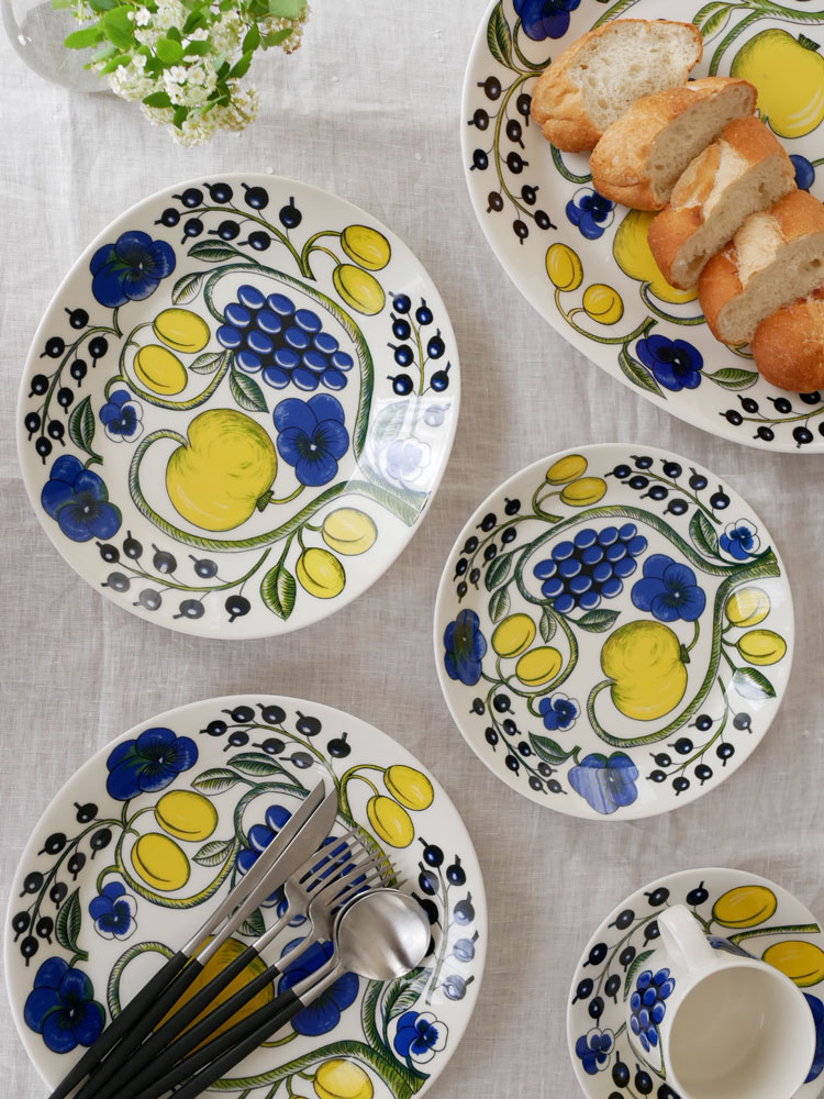 アラビアのパラティッシプレートとオーバルプレートが並べられた陶磁器製のディナーウェアセット