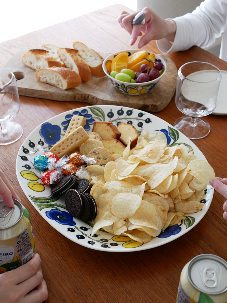 アラビア パラティッシ プレートにフィンガーフードと果物が盛られたテーブルウェアの写真