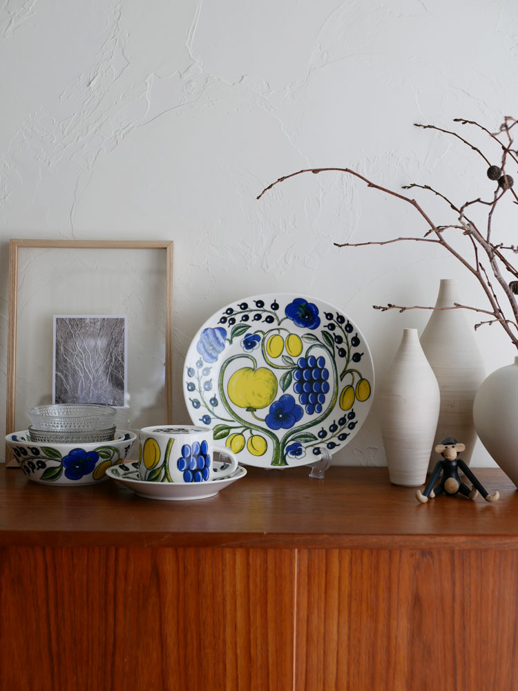 青と白の磁器製アラビアパラティッシプレートとオーバルプレートのセット