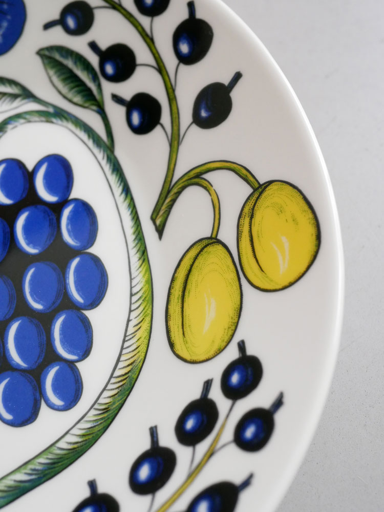 アラビアパラティッシの磁器プレートセット。26cmと21cmの円形プレート、36cmと25cmのオーバルプレートが美しく配置されたディナーウェア