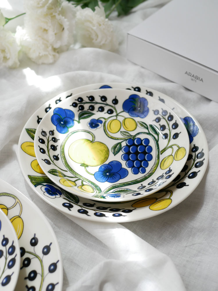 アラビア パラティッシ オーバルプレート、果物を盛り付けた磁器製の食器