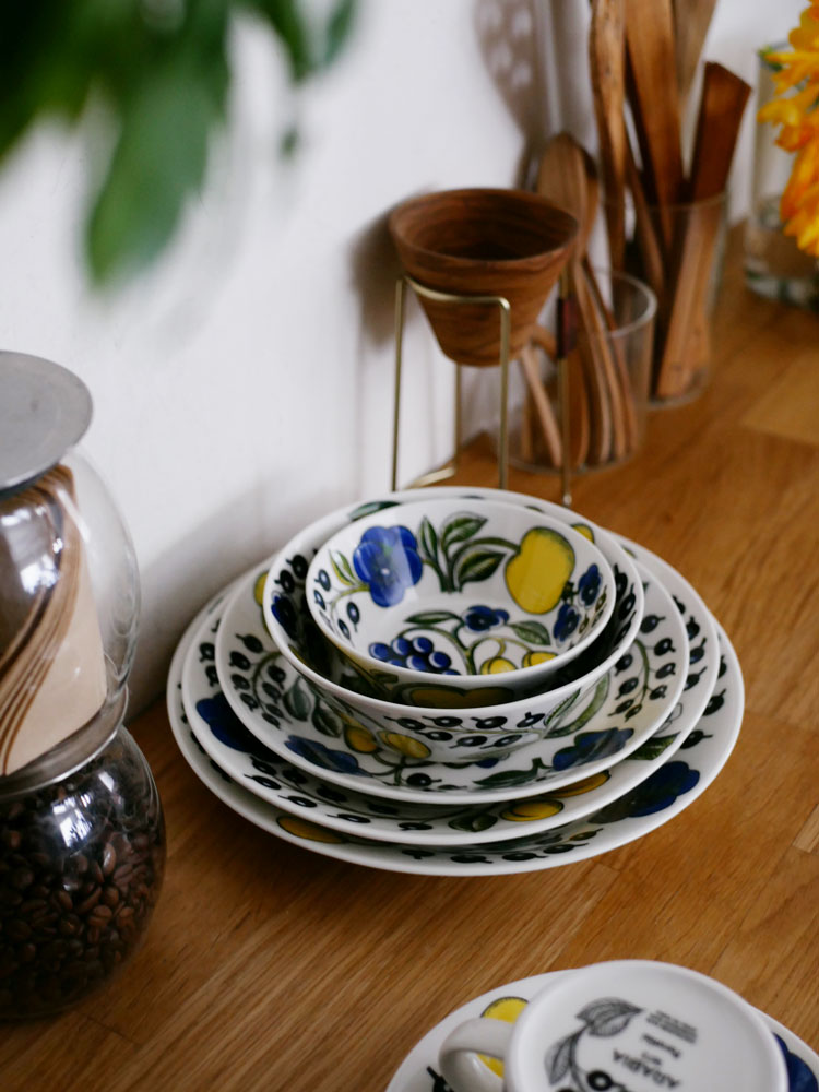 アラビアパラティッシの磁器製プレートとオーバルプレートが食事と共にテーブル上に美しく並べられている様子