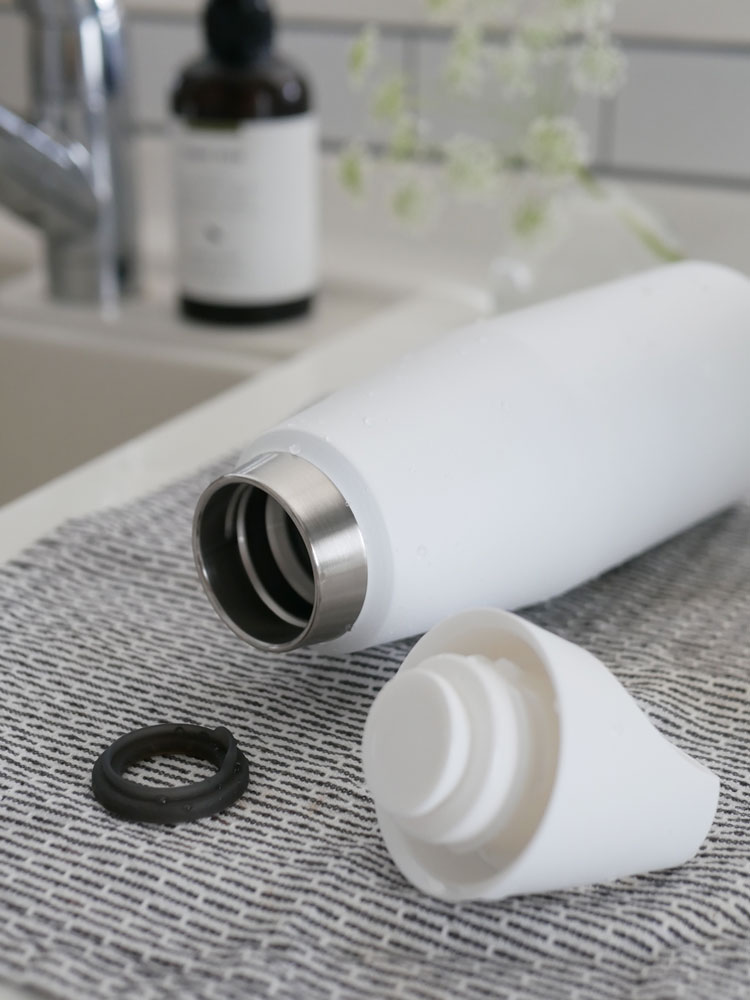 キントーのトレイルタンブラー1080mlと専用ストラップ。ステンレス製のシルバーカラーのボトルと調整可能なポリエステルストラップがセットになった商品。