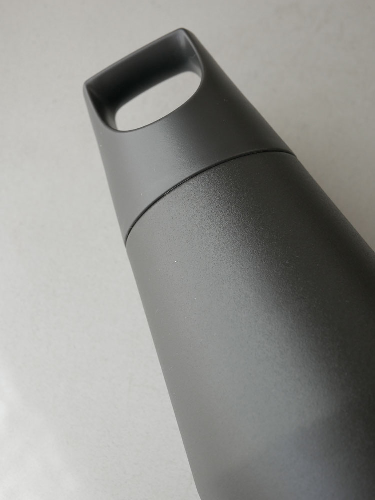 KINTOトレイルタンブラー1080mlと580ml、グレーとシルバーのステンレス製ボトルに専用ポリエステルストラップ付き