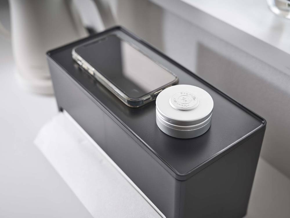 銀色の【スマート】両面ティッシュケース。プラスチック製で一般的なサイズのティッシュボックスを2個収納可能