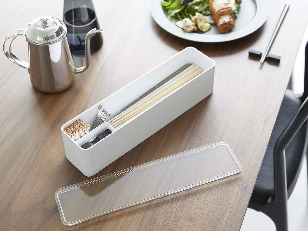 タワー蓋付きカトラリーケース ロング、アクリル樹脂の蓋とABS樹脂製の容器、複数の収納部を備えたキッチンカウンター上に置かれている