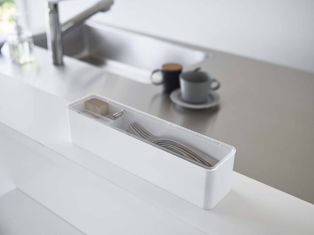 キッチンカウンターに置かれた蓋付きカトラリーケース ロングとシンク、蛇口、観葉植物が配置されたシーン