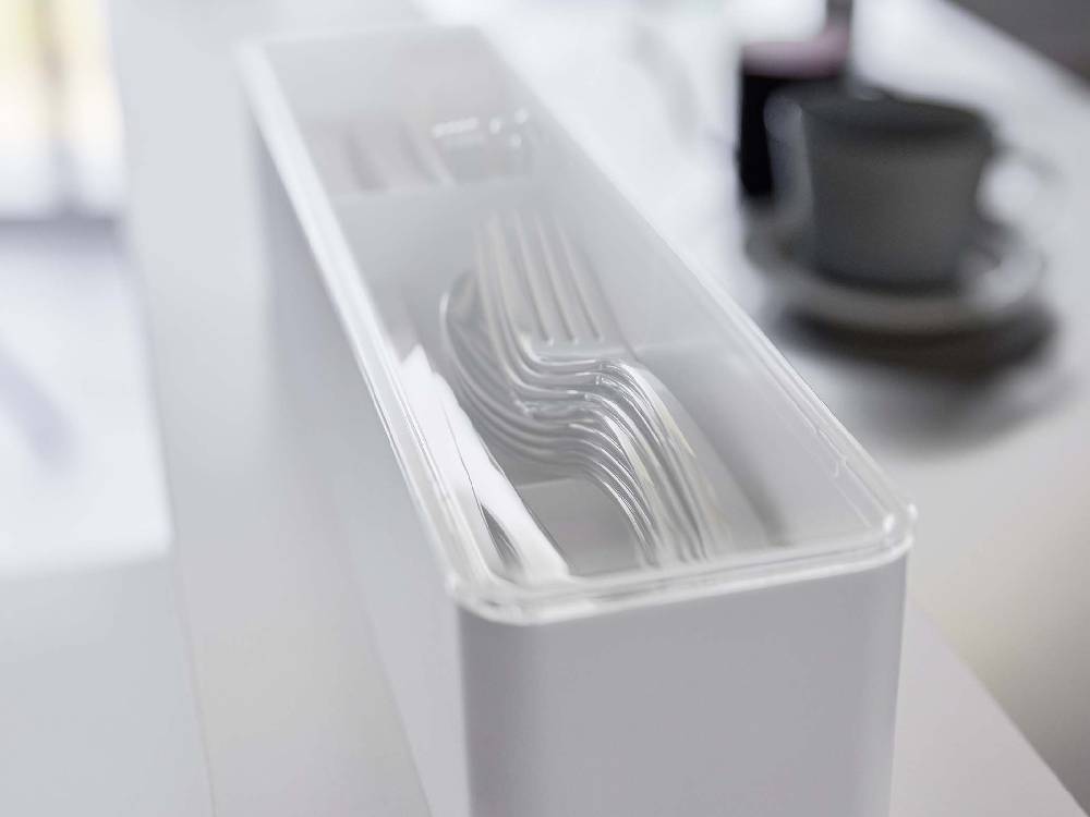 銀色の蓋付きプラスチック製カトラリーケース「tower」の写真