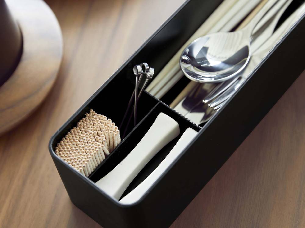 【tower/タワー】蓋付きカトラリーケース ロング。白色のアクリル蓋とABS樹脂製の容器が特徴で、複数の収納部にスプーンやカトラリーが整理されたキッチン用カトラリーケース