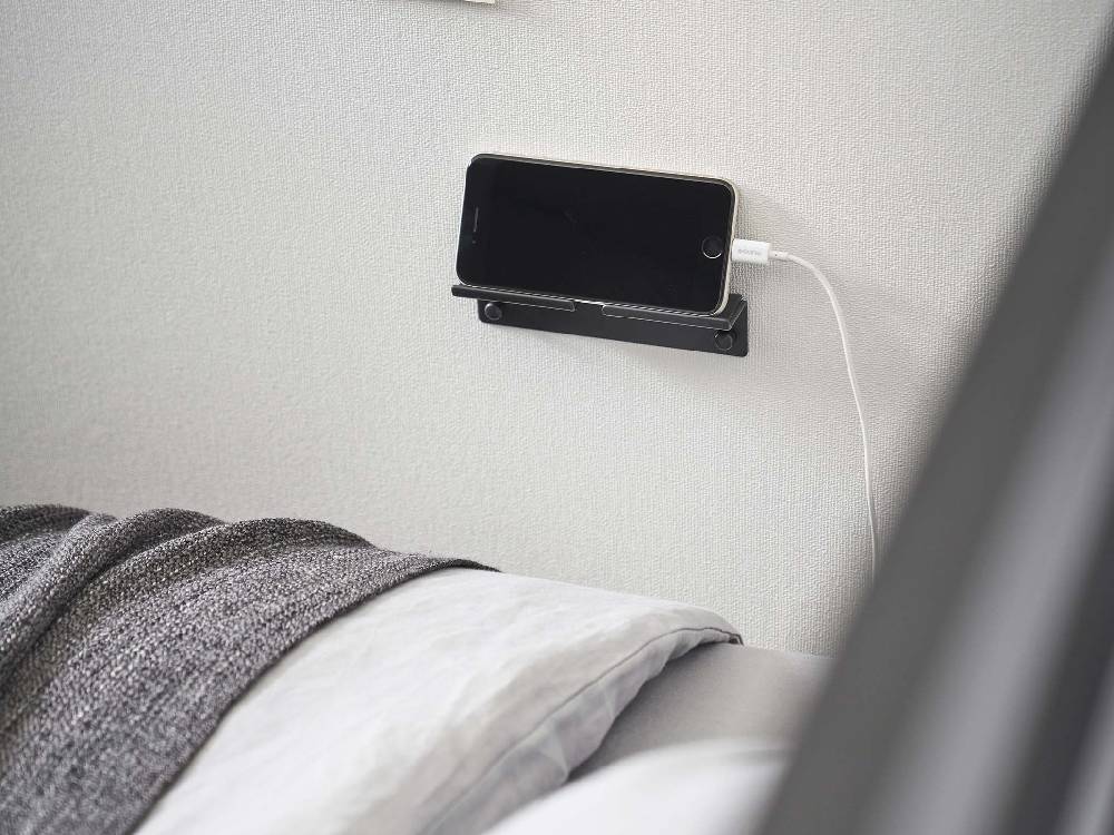 壁に取り付けられた銀色のスチール製【tower/タワー】ウォール スマートフォンホルダー