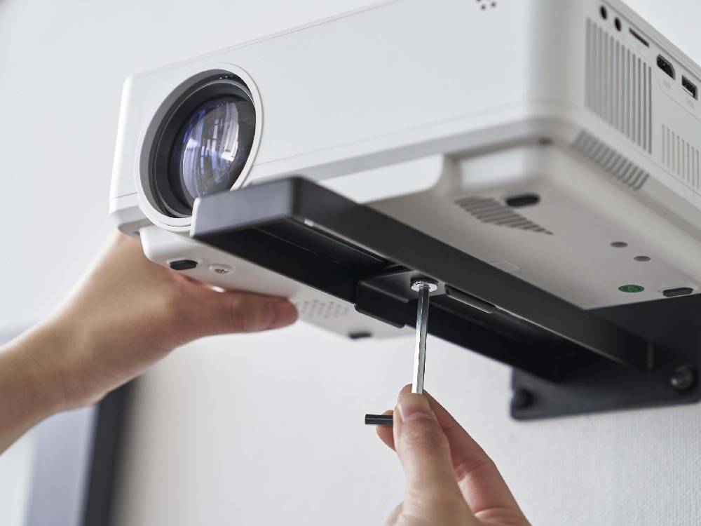 【smart/スマート】ウォールプロジェクターラックに取り付けられた電子プロジェクター