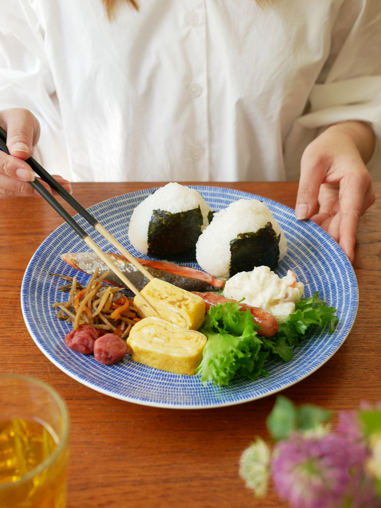 アラビアの24hアベックプレートに盛られたご飯と野菜が整然と並ぶ食卓の様子