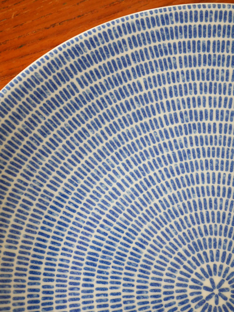 青色の柄が入った【Arabia/アラビア】24hアベックプレート